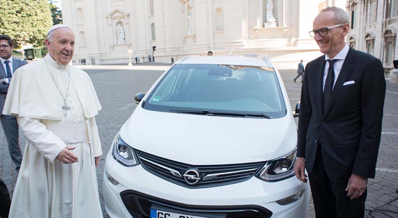 Papa Francisco recibió su auto eléctrico Opel Amera