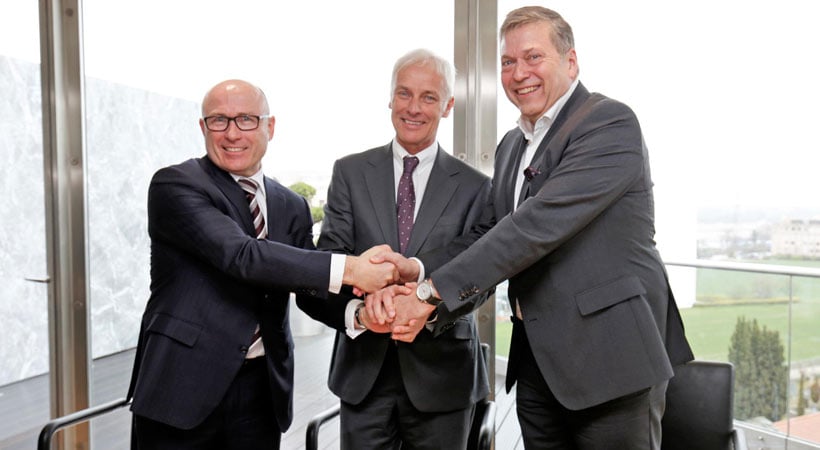 Guenter Butschek, CEO y MD de Tata Motors; Matthias Mueller, CEO de Volkswagen AG; y Bernhard Maier, CEO de Skoda Auto