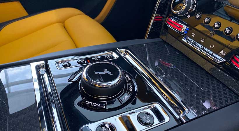 video Rolls-Royce Cullinan Black Badge 